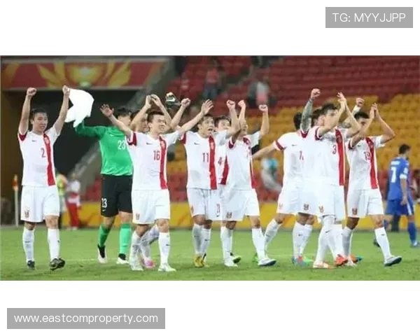 国足鏖战九十分钟险胜对手再燃晋级希望全场球迷欢呼震天